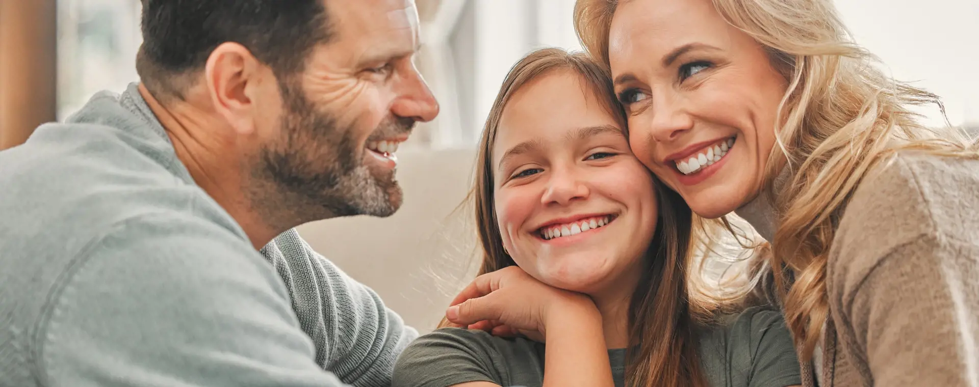 Familie som smiler.